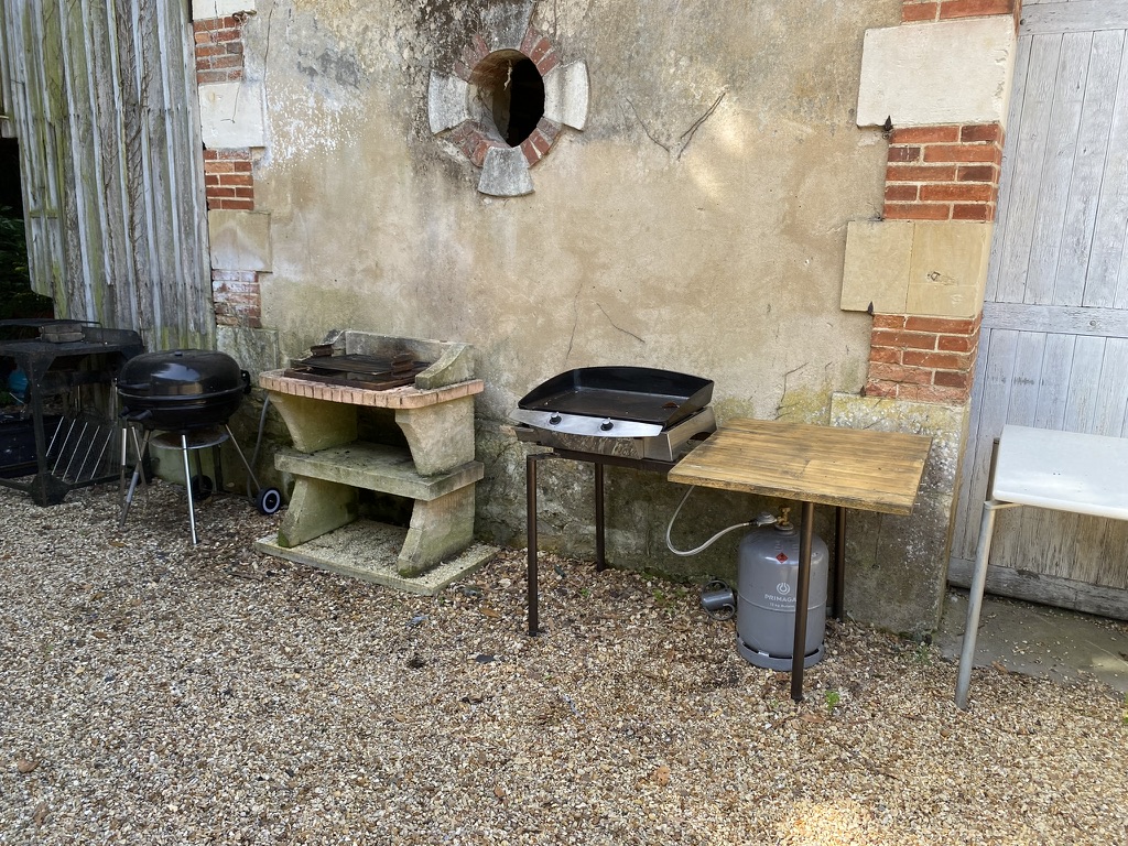 Barbecue et plancha installés sur la terrasse