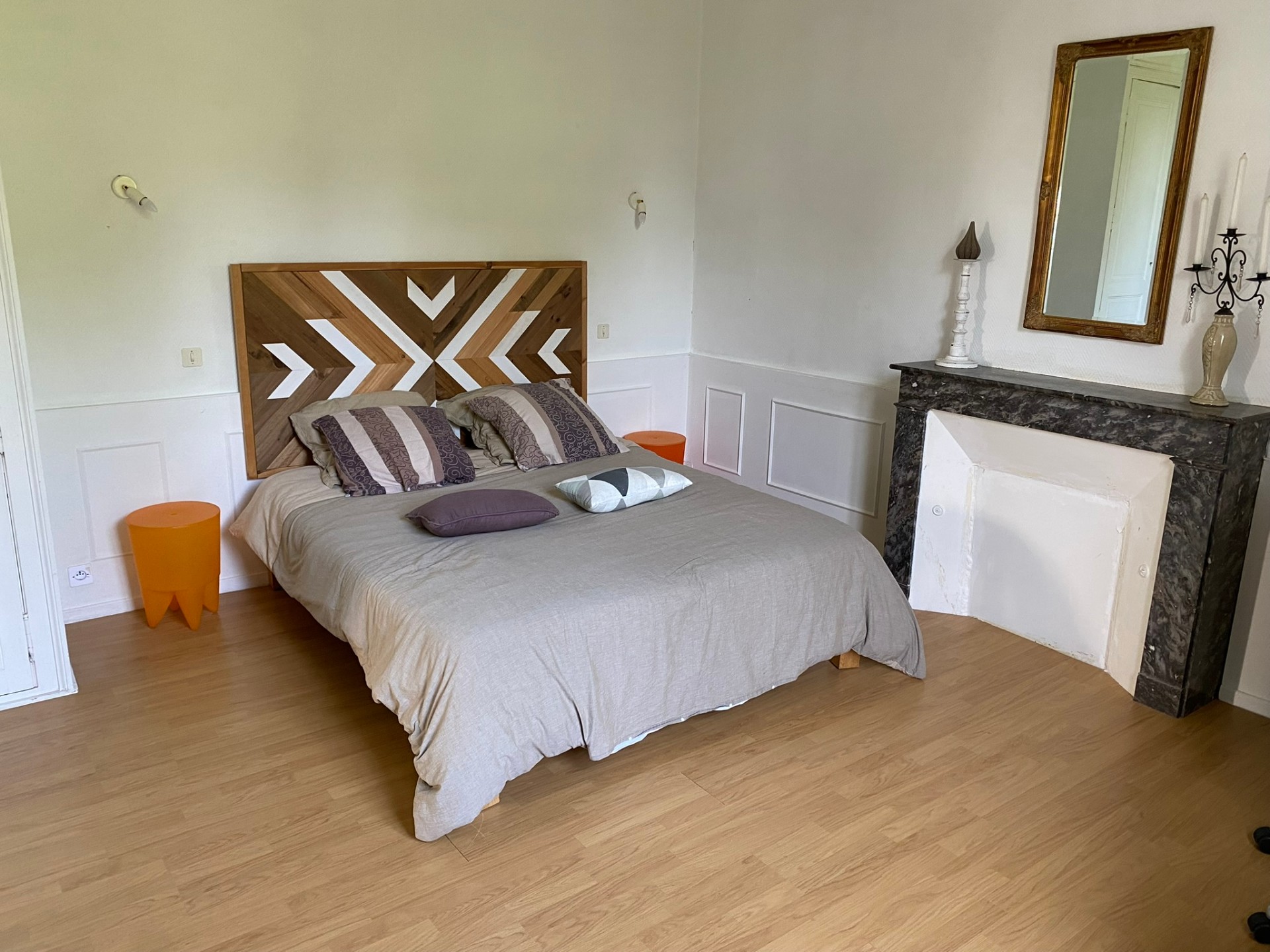 Chambre meublée à l'ancienne avec lit double — vue 1