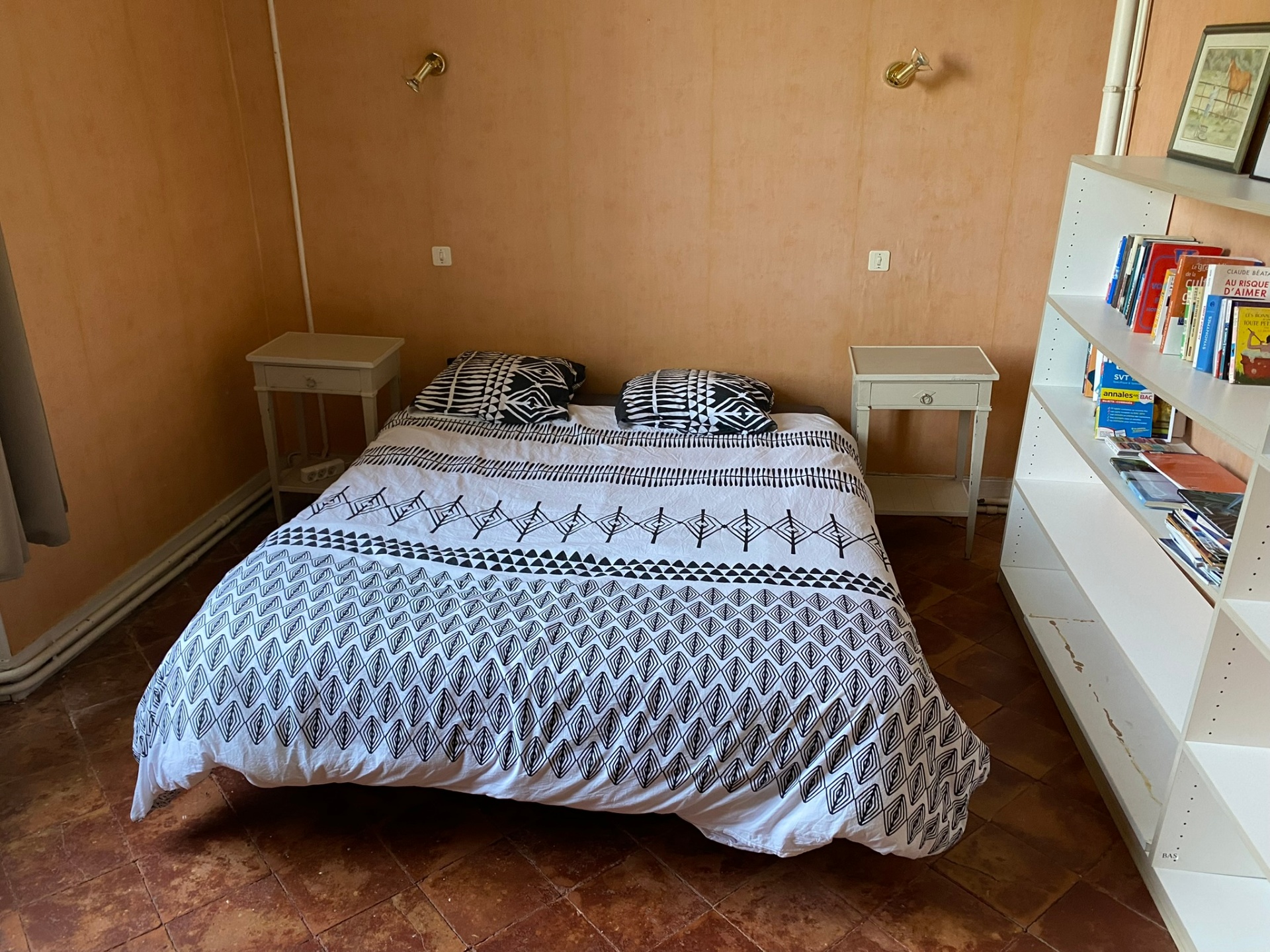 Chambre meublée à l'ancienne avec lit double — vue 2