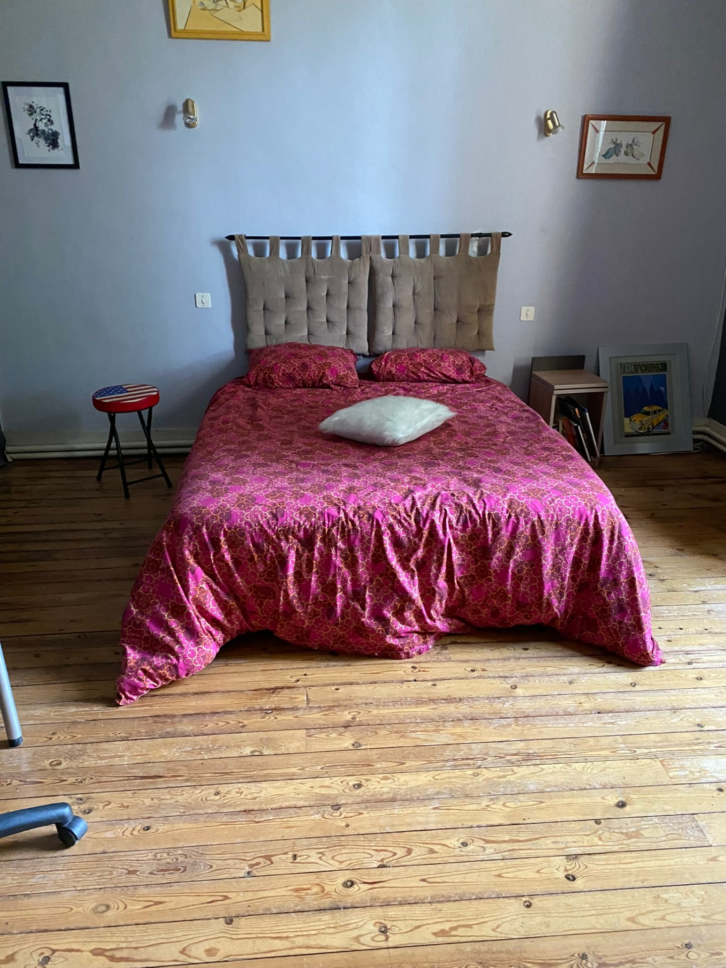 Chambre meublée à l'ancienne avec lit double — vue 3