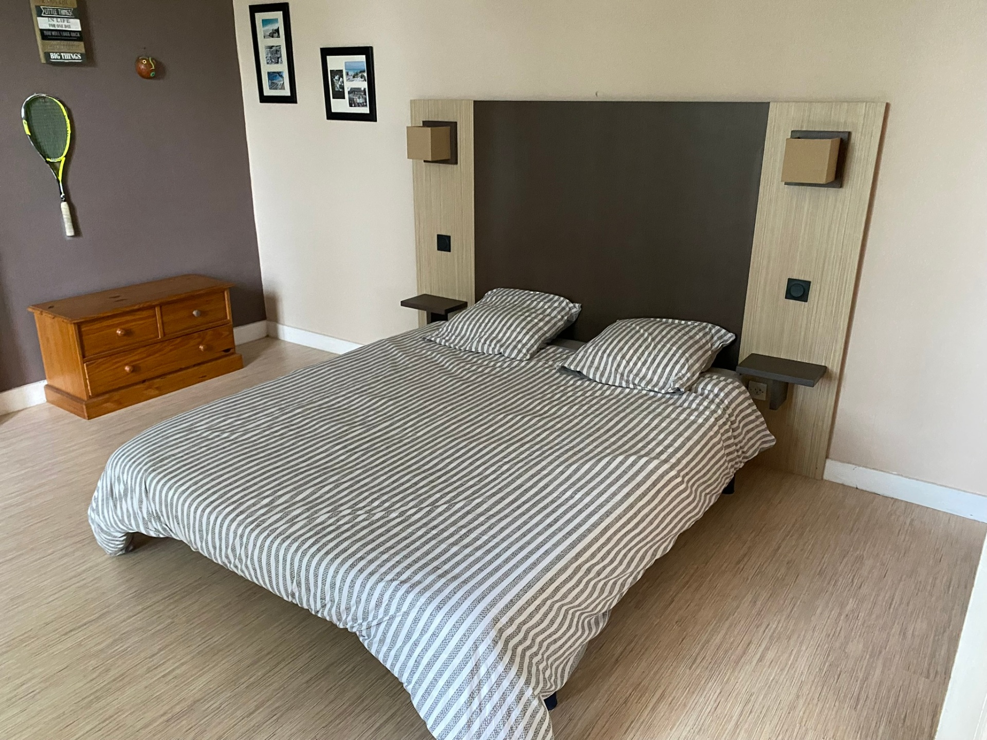Chambre meublée à l'ancienne avec lit double — vue 4