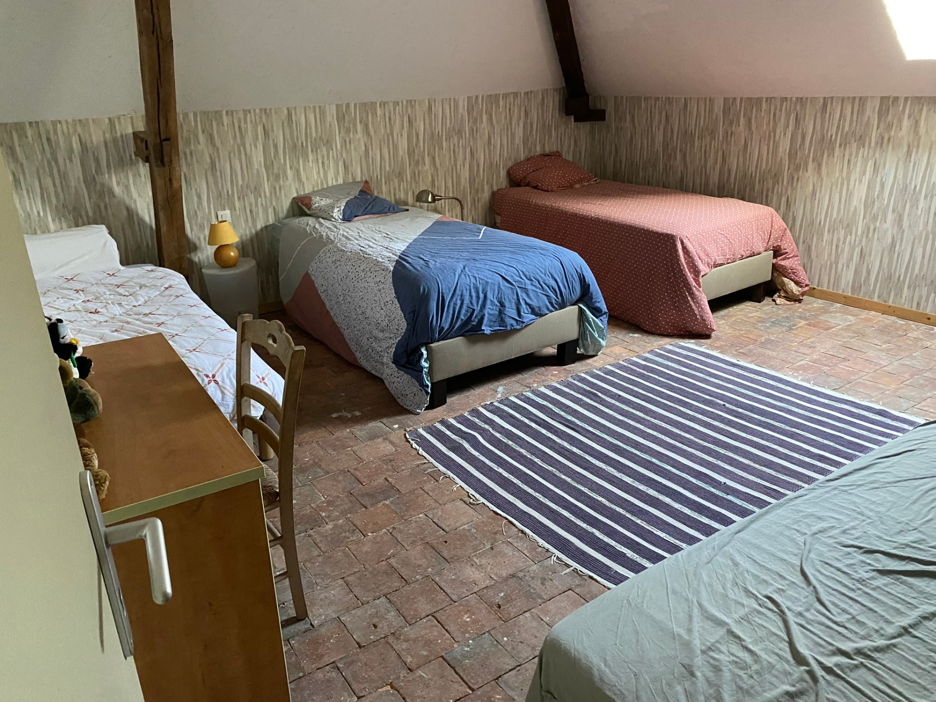 Chambre meublée à l'ancienne avec lit double — vue 7