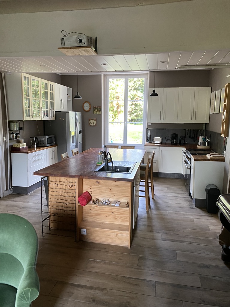Cuisine équipée avec grande table conviviale — vue 2