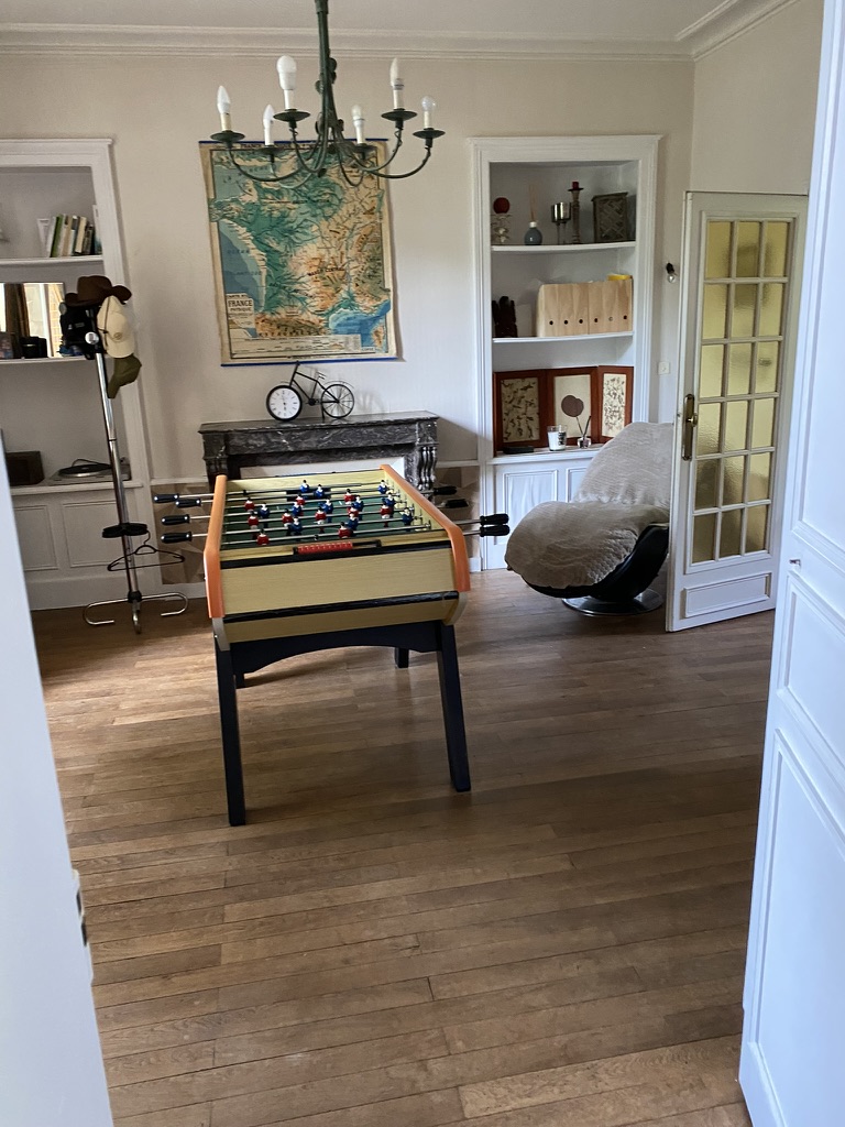 Salle de jeux avec babyfoot et home-cinéma — vue 1