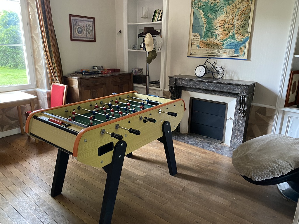 Salle de jeux avec babyfoot et home-cinéma — vue 2