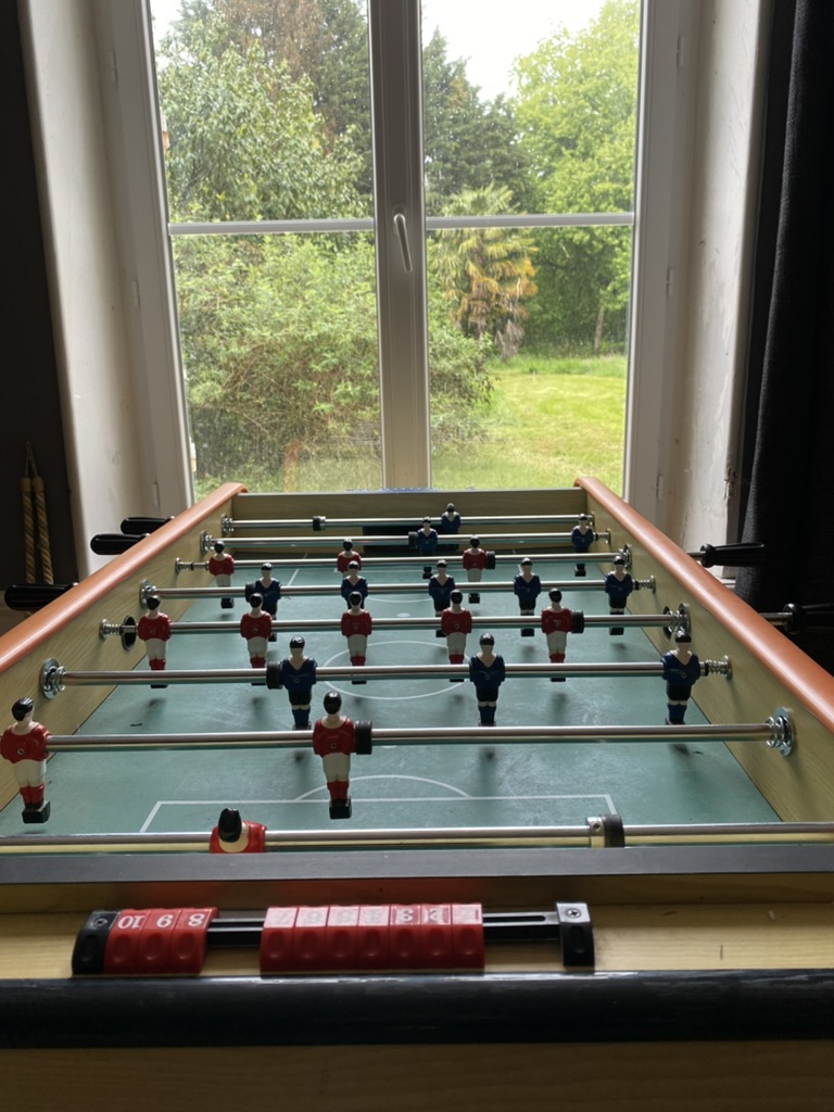 Babyfoot devant la fenêtre