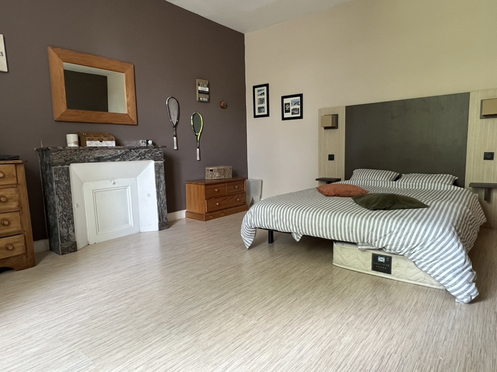 Chambre avec cheminée en marbre