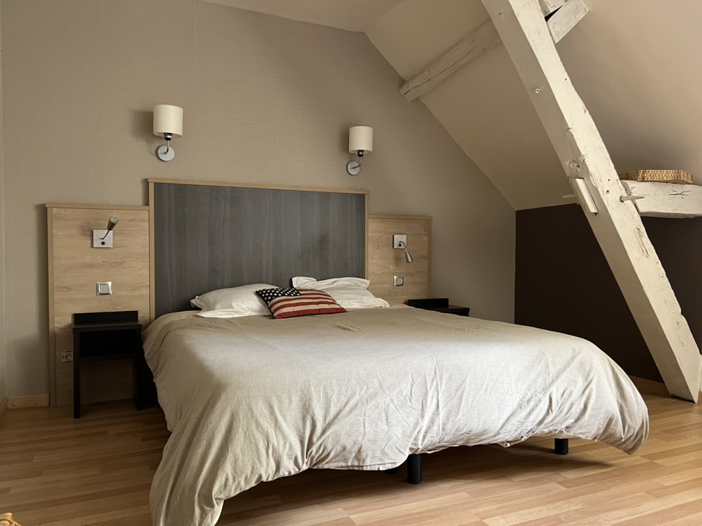 Chambre sous combles avec poutres apparentes