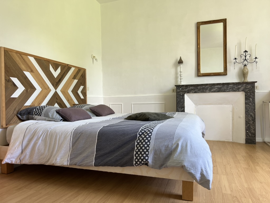 Chambre avec tête de lit en marqueterie