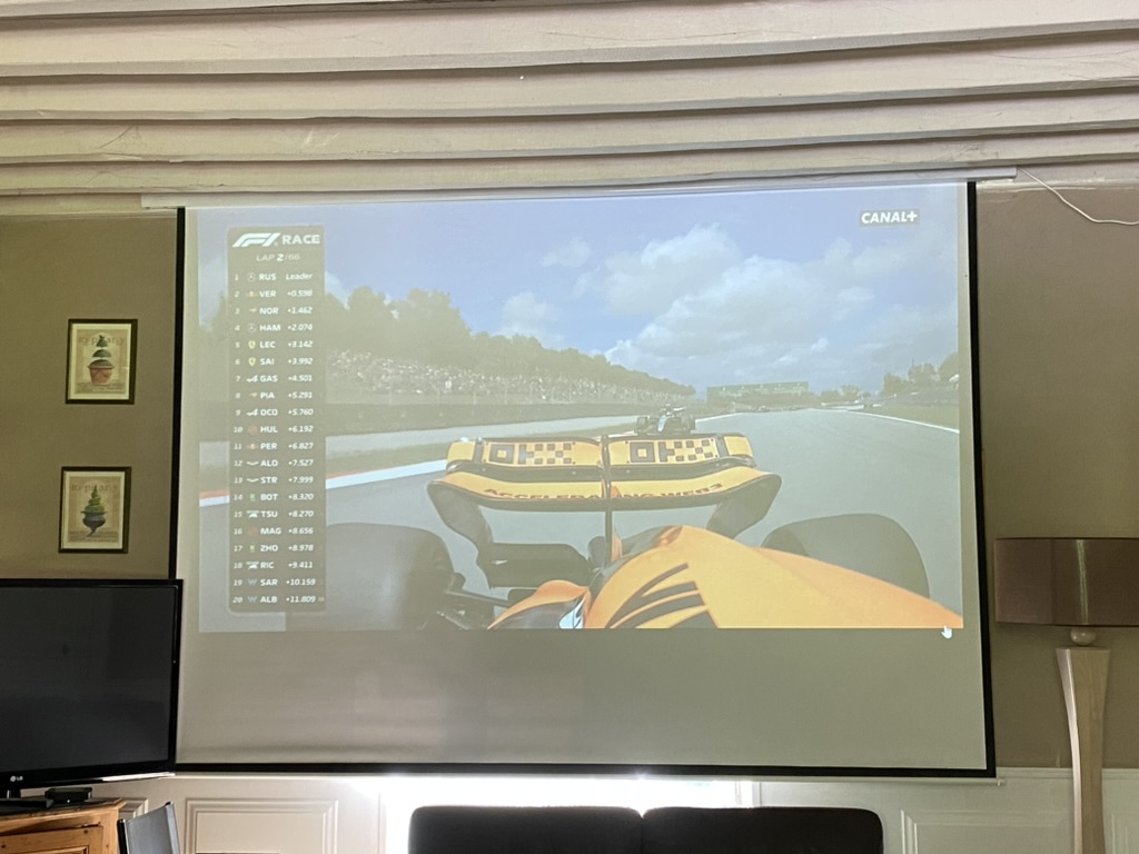 Salle home-cinéma avec vidéoprojecteur