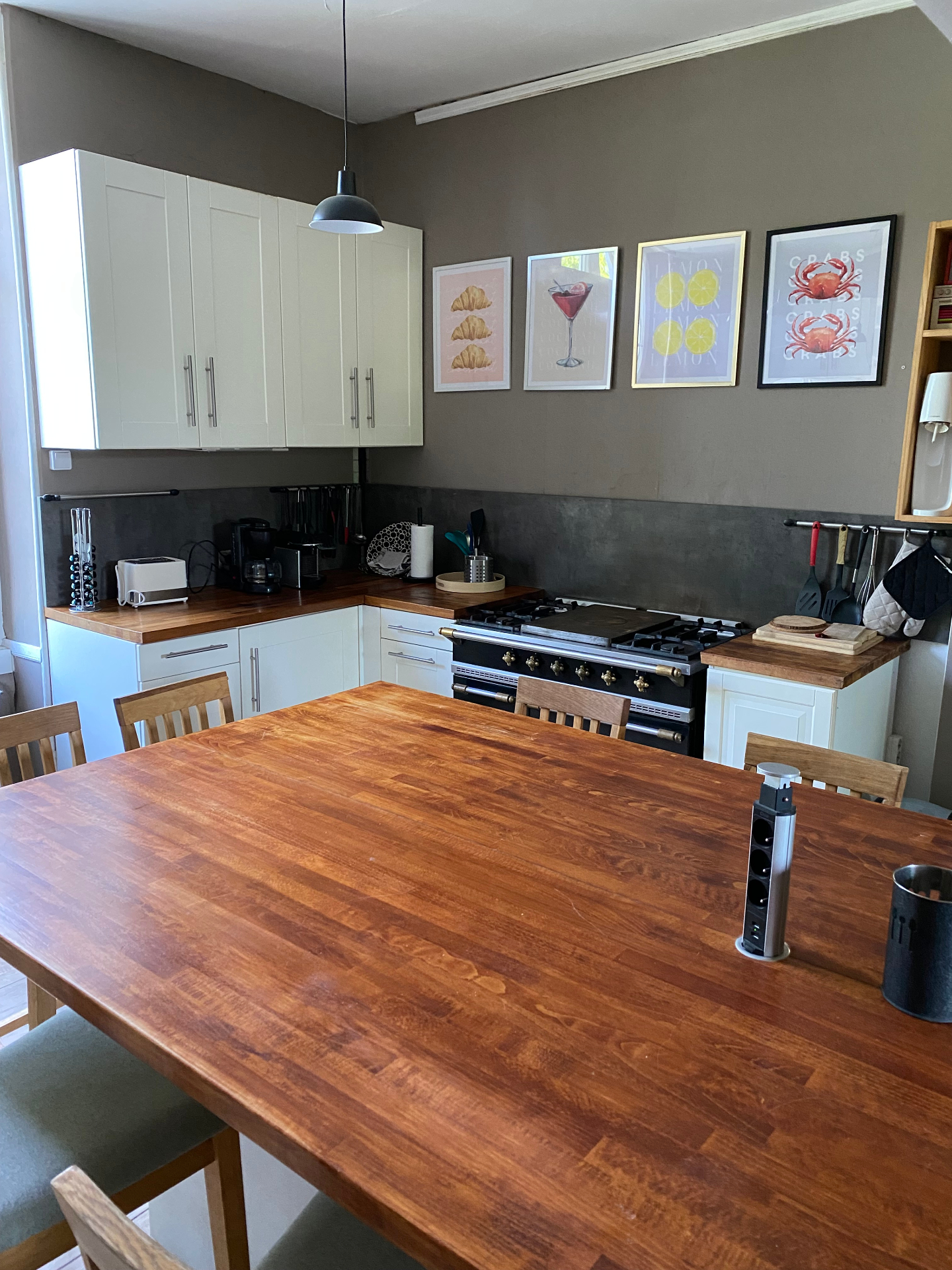 Cuisine équipée avec grande table conviviale — vue 1