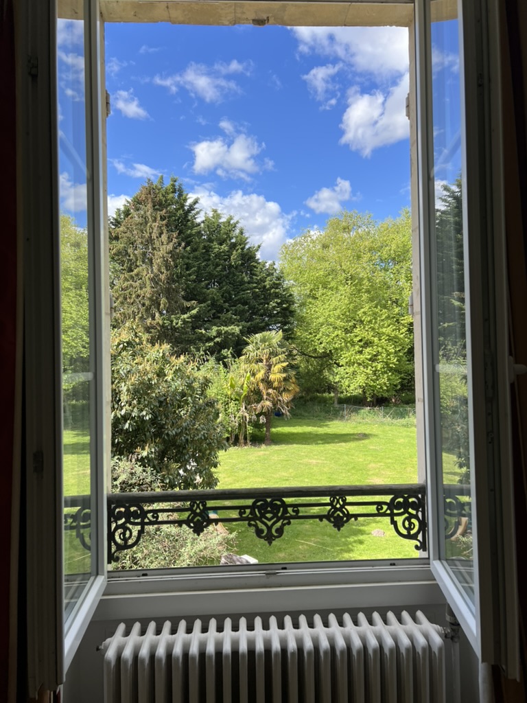Vue sur le parc depuis une fenêtre de la maison