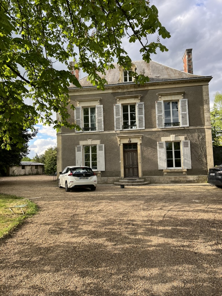 Façade de La Maison du Petit Louvre, demeure du XIXe siècle en Sarthe