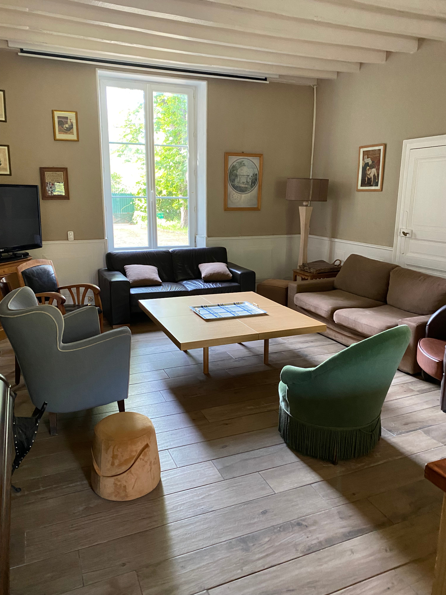 Salon principal avec cheminée et boiseries d'époque
