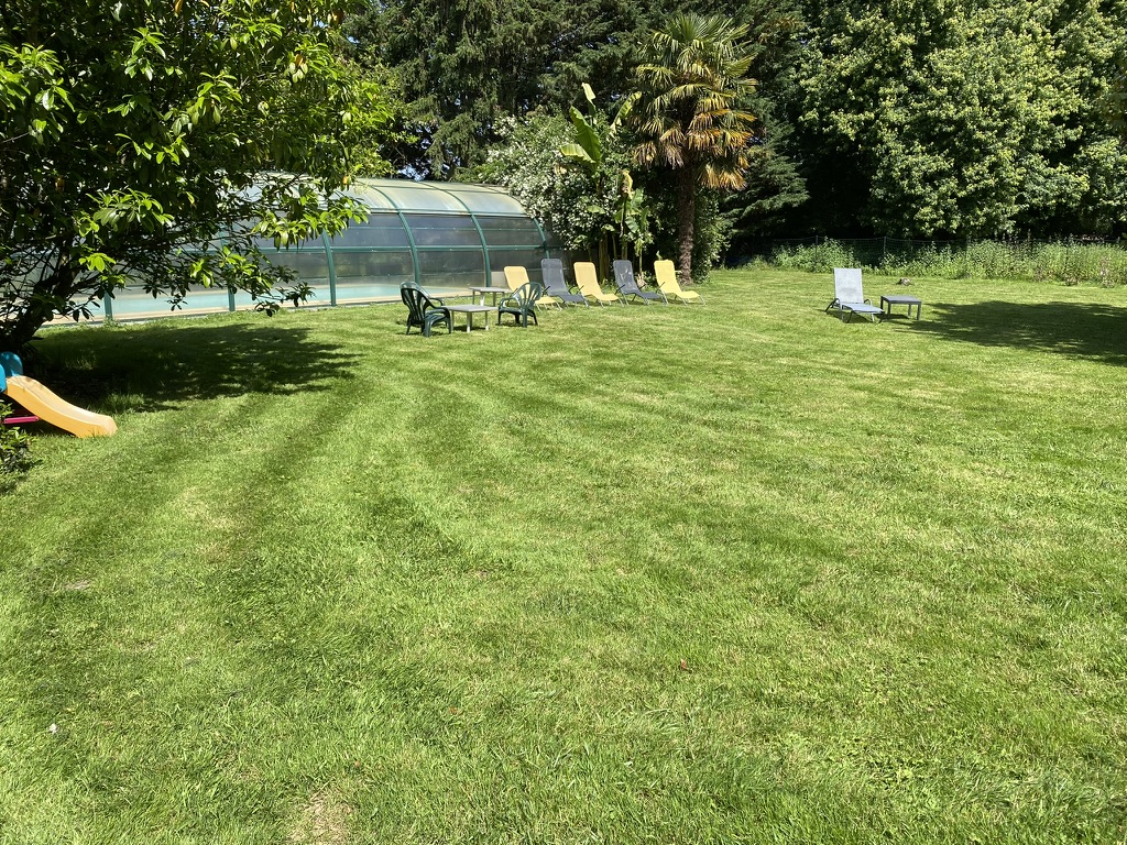 Parc clos arboré avec vue sur la piscine