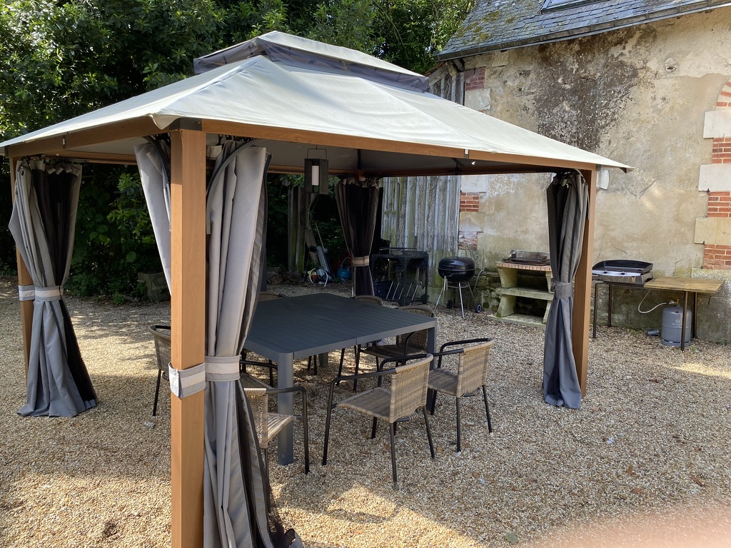 Pergola en bois ombragée pour les repas en extérieur