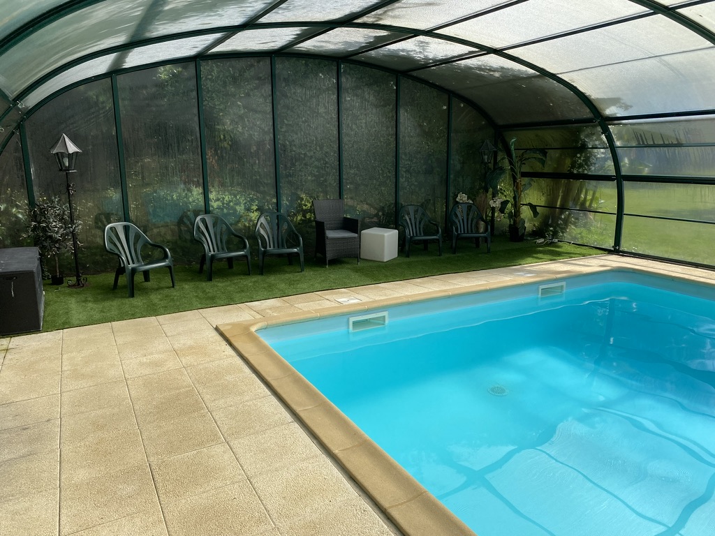 Piscine intérieure couverte avec verrière