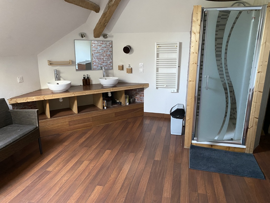 Salle de bain rénovée avec douche à l'italienne — vue 1
