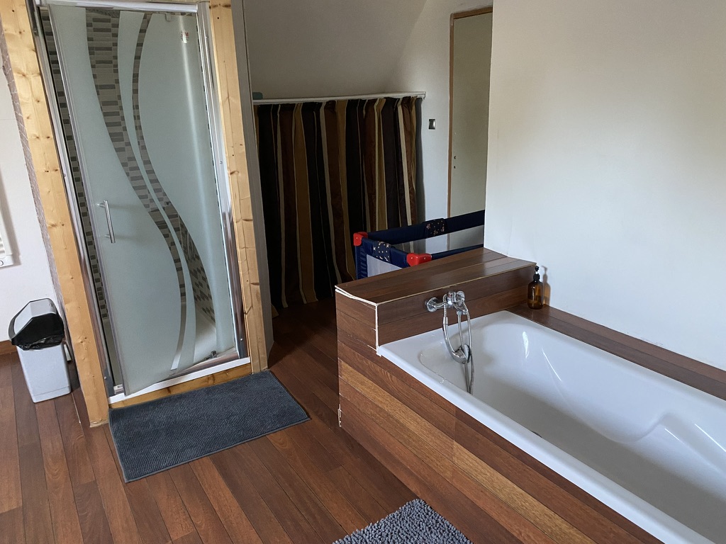 Salle de bain rénovée avec douche à l'italienne — vue 2